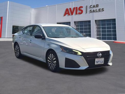 Used 2025 Nissan Altima 2.5 SV FWD image 3
