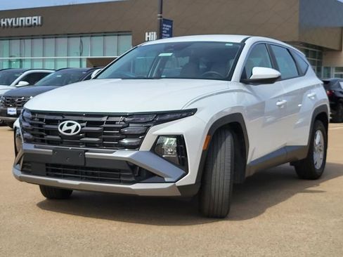 Certified 2025 Hyundai Tucson SE image 2