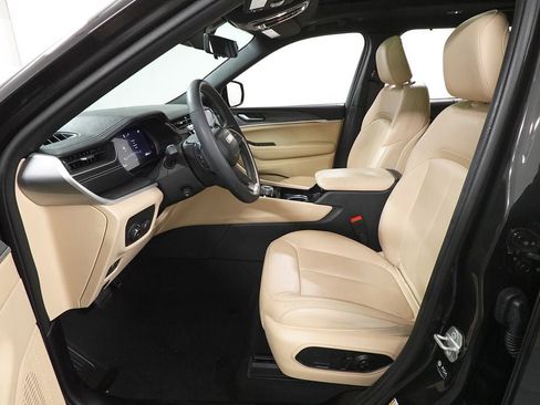 Used 2023 Jeep Grand Cherokee L Limited w/ Luxury Tech Group II AWD/4WD image 25