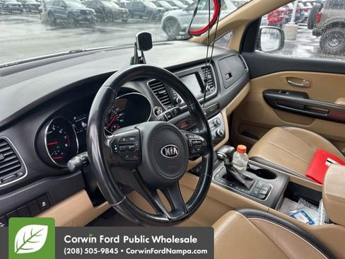 Used 2017 Kia Sedona LX w/ LX Essentials Premium Package image 12