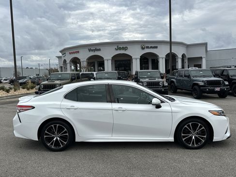 Used 2018 Toyota Camry SE image 8