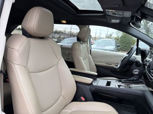 Used 2023 Toyota Sienna XLE image 21