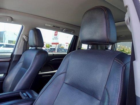 Used 2016 Toyota Highlander Limited Platinum FWD image 12