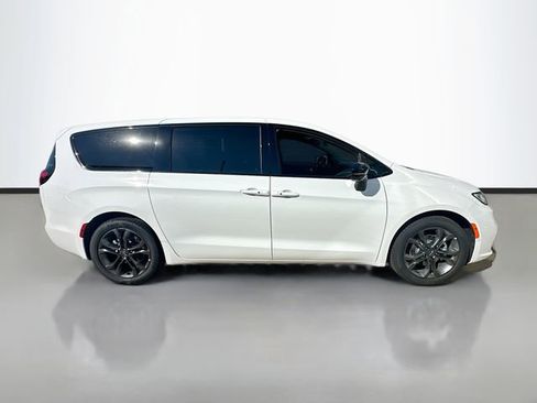 New 2026 Chrysler Pacifica Select image 5