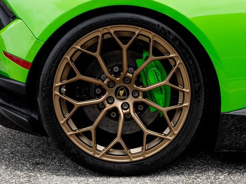 Used 2018 Lamborghini Huracan Performante AWD/4WD image 21