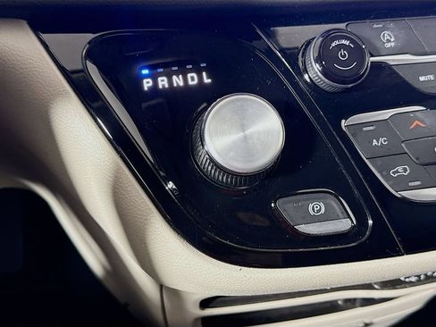 Used 2022 Chrysler Pacifica Touring-L FWD image 16