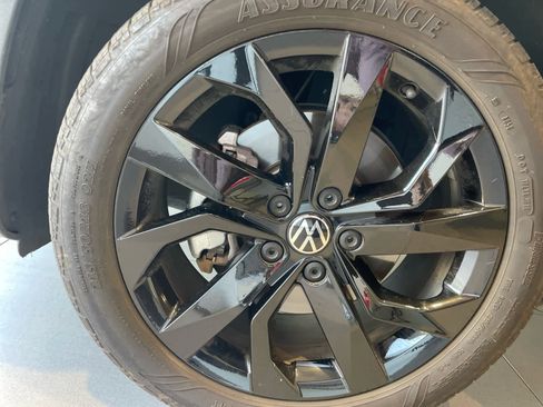 Used 2023 Volkswagen Taos SE FWD image 9