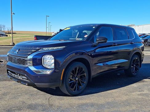 Used 2023 Mitsubishi Outlander SE Black Edition image 3