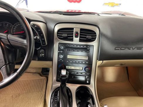 Used 2005 Chevrolet Corvette Coupe w/ Preferred Equipment Group RWD image 17