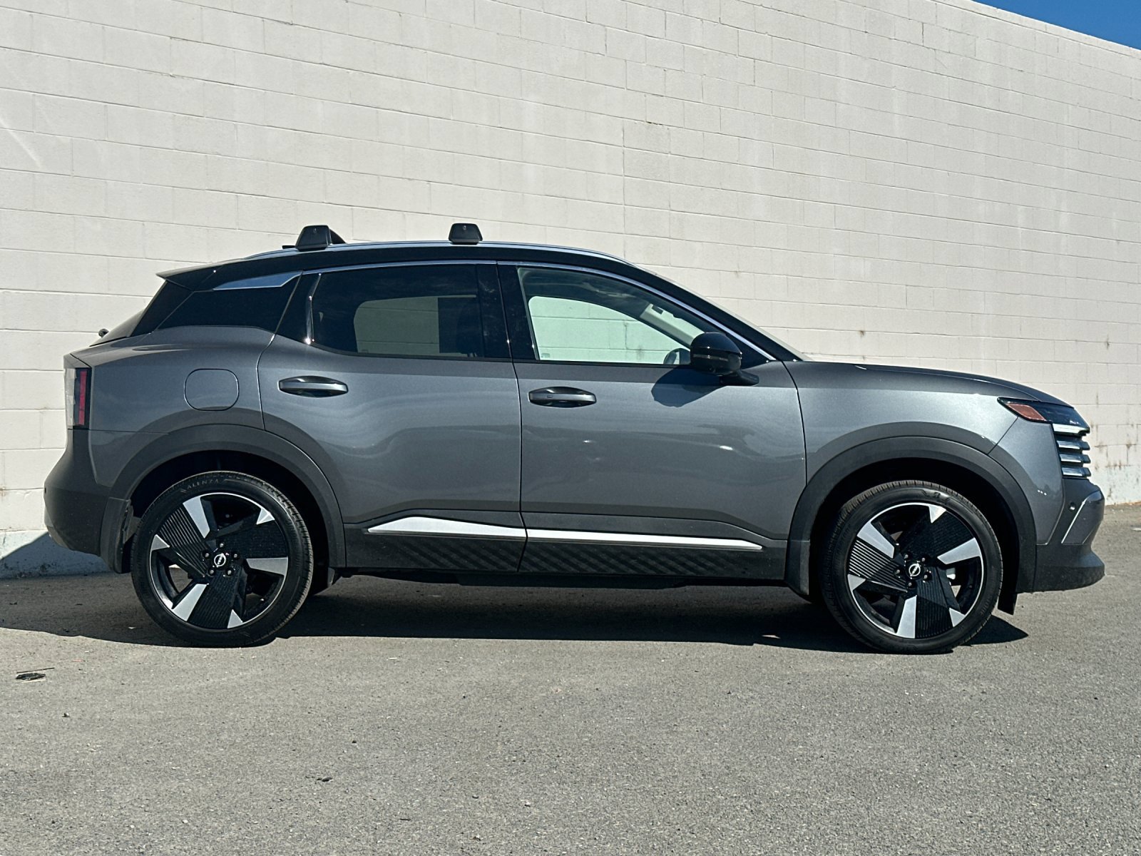 Used 2025 Nissan Kicks SR w/ SR Premium Package AWD/4WD image 2