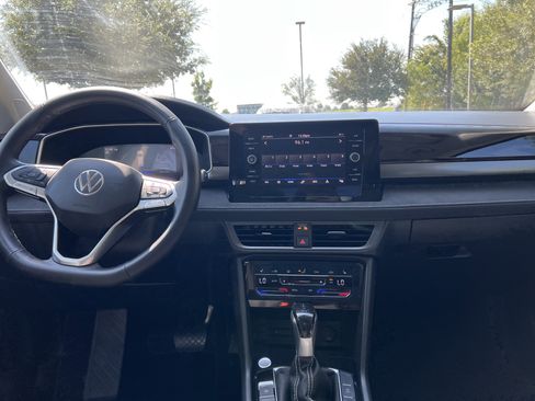 Certified 2025 Volkswagen Taos SE image 28