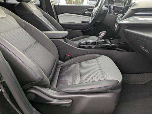 Used 2025 Chevrolet Trax LT w/ LT Convenience Package image 24