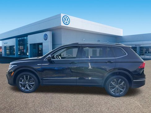 Used 2022 Volkswagen Tiguan SE w/ Panoramic Sunroof Package image 4