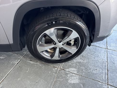 Used 2019 Jeep Cherokee Limited AWD/4WD image 12