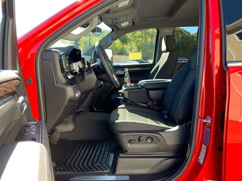 Used 2025 GMC Sierra 2500 SLE image 30