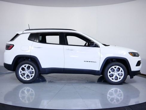 Used 2024 Jeep Compass Latitude image 7