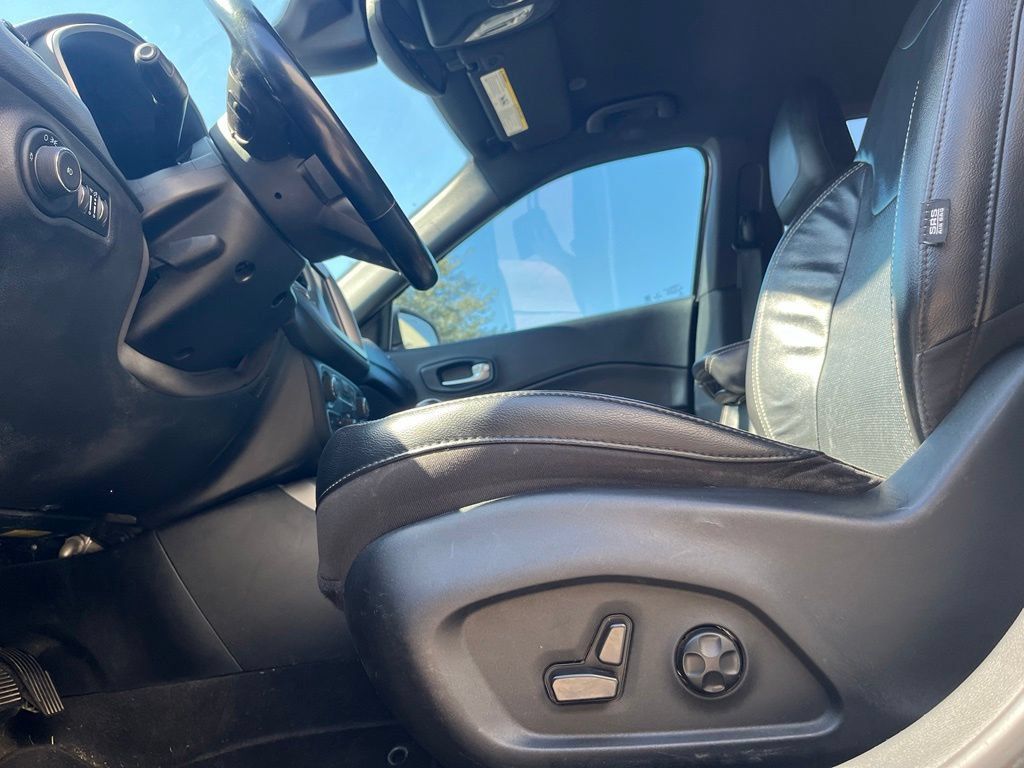 Used 2021 Jeep Compass Latitude w/ Driver Assistance Group AWD/4WD image 8