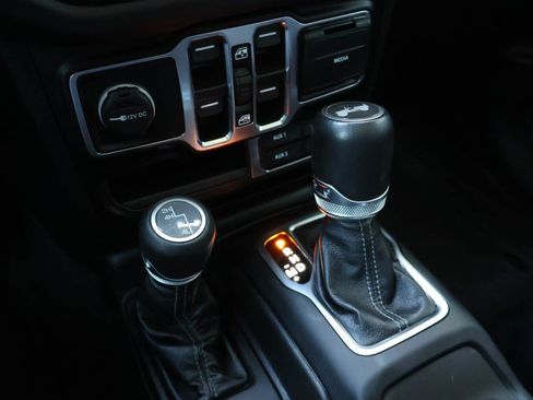 Used 2024 Jeep Wrangler Unlimited Sahara w/ Technology Group AWD/4WD image 15