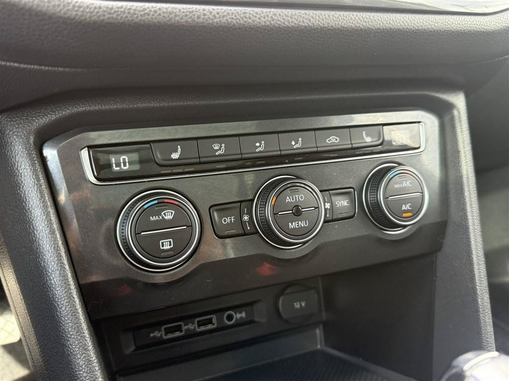 Used 2018 Volkswagen Tiguan SEL AWD/4WD image 31