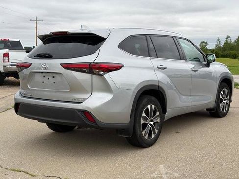 Used 2022 Toyota Highlander XLE AWD/4WD image 5