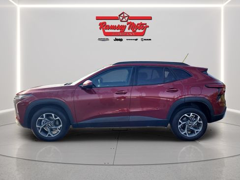 Used 2025 Chevrolet Trax LT w/ LT Convenience Package FWD image 2
