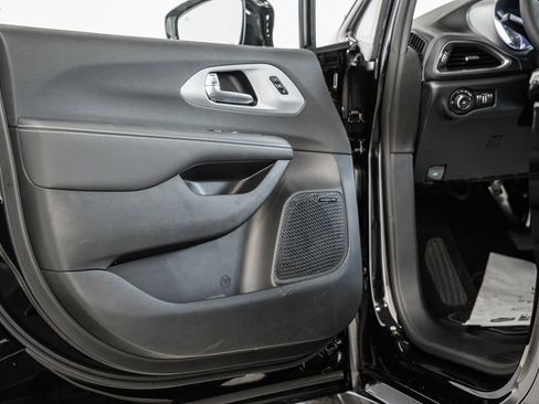 New 2026 Chrysler Pacifica Limited image 32