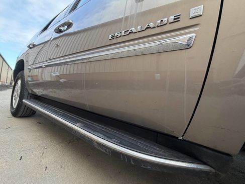 Used 2007 Cadillac Escalade AWD w/ Climate Package image 4
