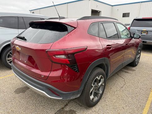 Used 2025 Chevrolet Trax LT FWD image 2