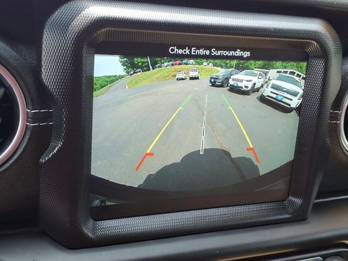 Used 2018 Jeep Wrangler Unlimited Sahara AWD/4WD image 16
