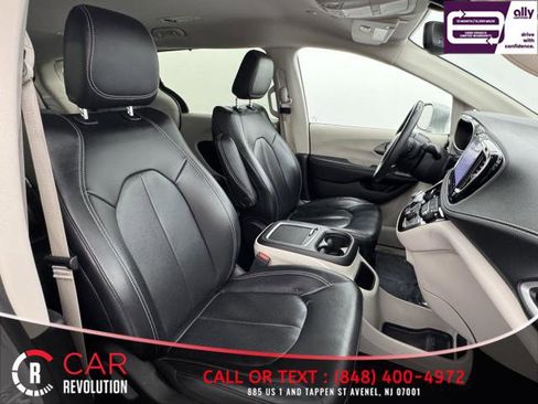 Used 2022 Chrysler Pacifica Touring-L image 62