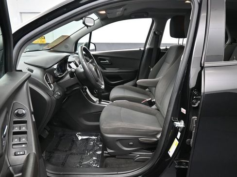 Used 2022 Chevrolet Trax LS w/ Tint and Cruise Package AWD/4WD image 11
