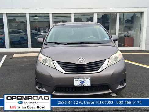 Used 2012 Toyota Sienna LE image 2