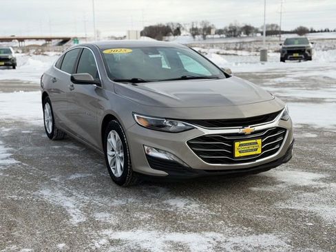 Used 2025 Chevrolet Malibu LT image 3