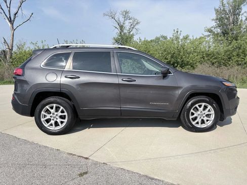 Used 2017 Jeep Cherokee Latitude w/ True North Edition AWD/4WD image 4