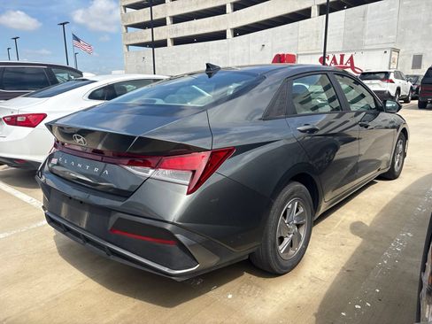 Used 2024 Hyundai Elantra SE FWD image 5