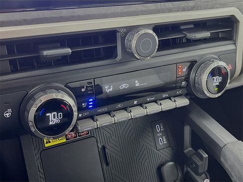 Used 2024 Toyota Tacoma Limited w/ Limited Package (LT) image 19