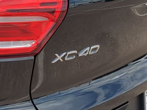 Used 2023 Volvo XC40 B5 Plus w/ Protection Package Premier AWD/4WD image 12