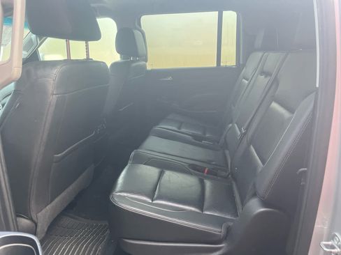 Used 2019 Chevrolet Suburban LT image 6