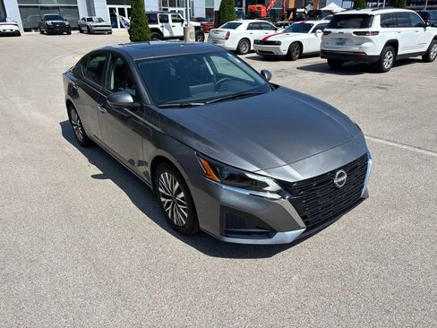 Used 2025 Nissan Altima 2.5 SV w/ SV Premium Package FWD image 7
