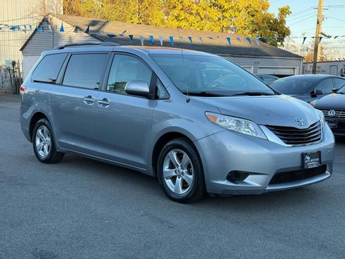 Used 2013 Toyota Sienna LE image 15