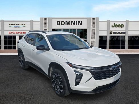 Used 2024 Chevrolet Trax RS w/ Sunroof Package image 2