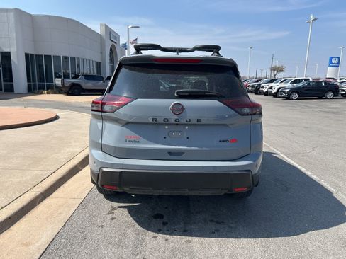 Used 2025 Nissan Rogue SV image 6