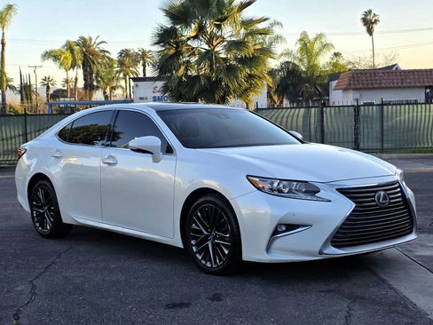 Used 2017 Lexus ES 350 w/ Luxury Package image 2