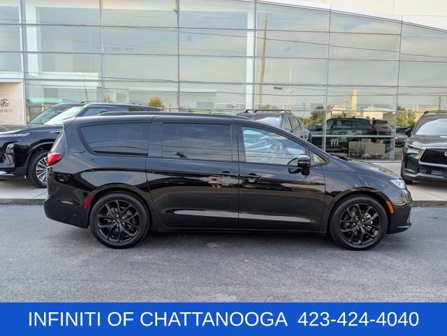 Used 2025 Chrysler Pacifica Limited FWD image 8