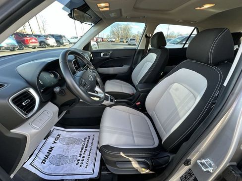 Used 2024 Hyundai Venue SEL image 11