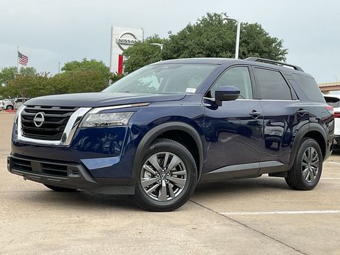 Used 2025 Nissan Pathfinder SV FWD image 2