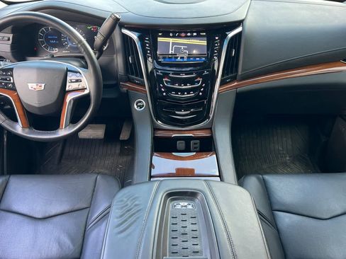 Used 2017 Cadillac Escalade Premium Luxury AWD/4WD image 4