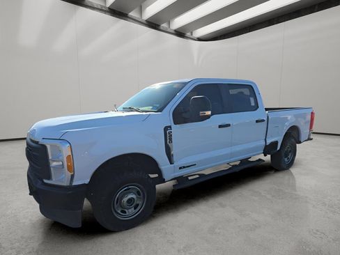 Used 2023 Ford F250 XL AWD/4WD image 2