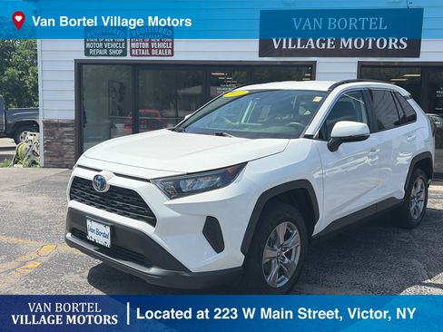 Used 2022 Toyota RAV4 LE AWD/4WD image 1