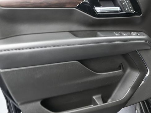 Used 2025 Chevrolet Tahoe LT RWD image 11